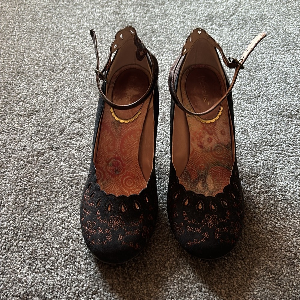 Black and brown round toe pumps worn once - Picture 2 of 7